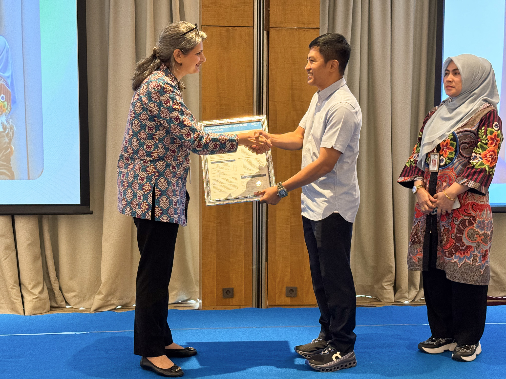 Dr Lubna Bhatti from WHO presented fact sheets on the WHO-supported study on trans-fatty acids to Prof. Dr Dante Saksono Harbuwono, Vice Minister of Health of Indonesia.
