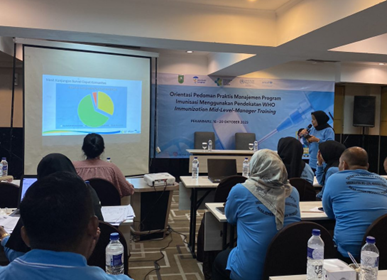 A speaker in front of a room of training participants.